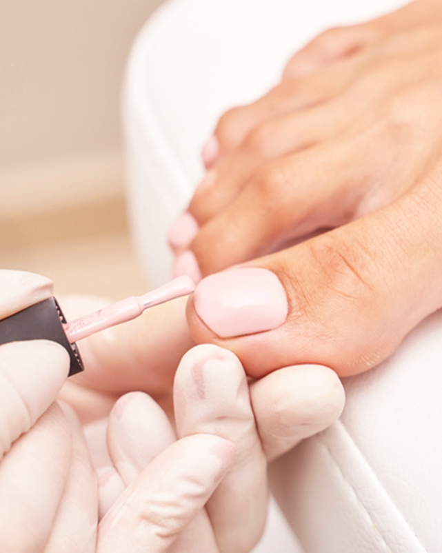 Pedicura-profesional-con-esmaltado-tradicional